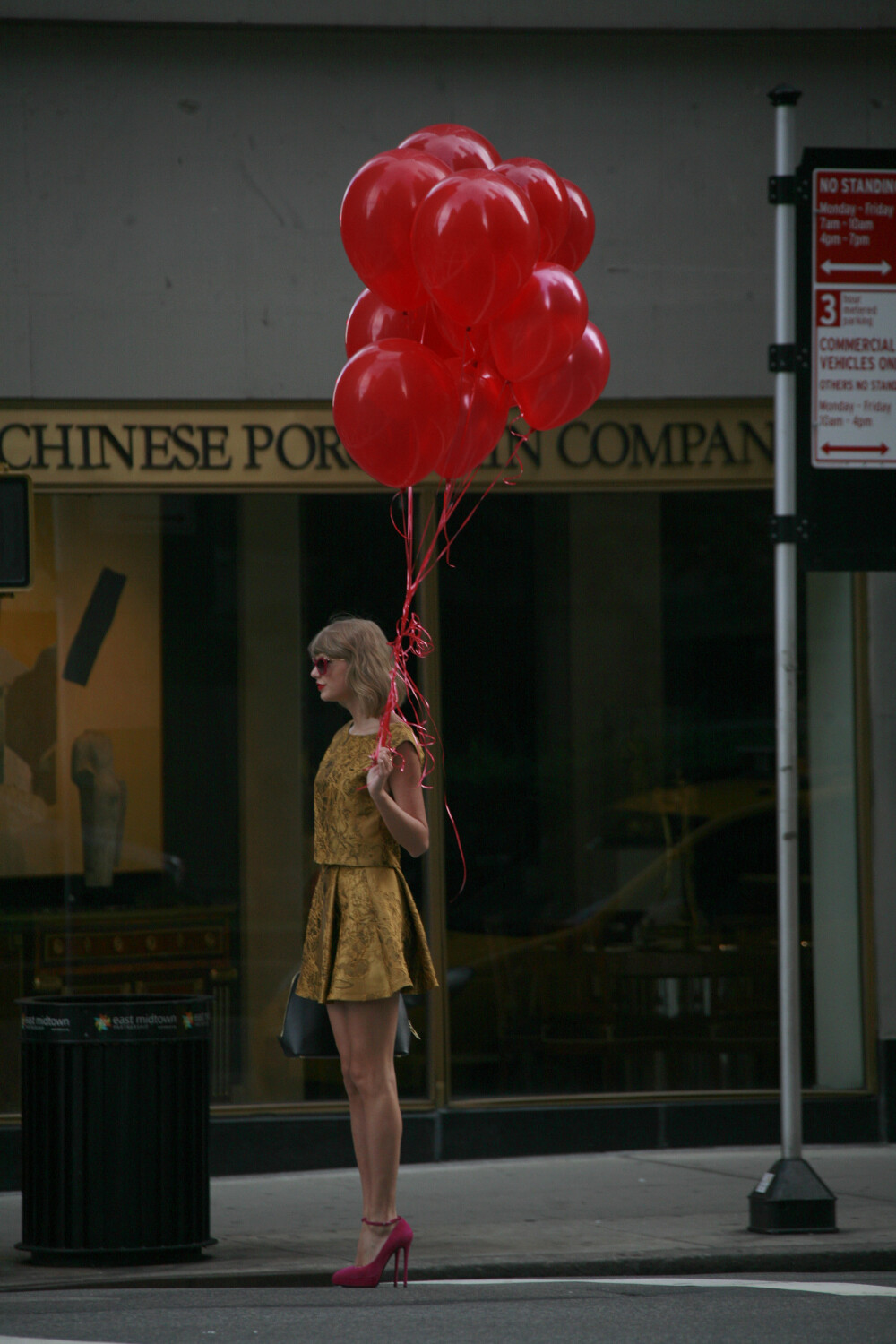 TAYLOR SWIFT - 街拍IN NEW YORK 今天你牵着红气球在繁华的街头 有着慑人的美 [14/09/14]