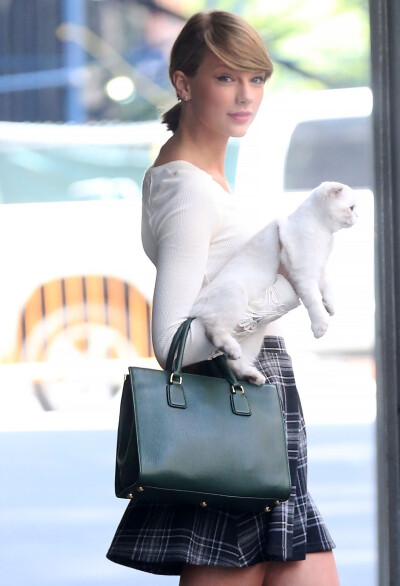 TAYLOR SWIFT - with Cat Olivia Benson 学院风街拍 [14/09/16]