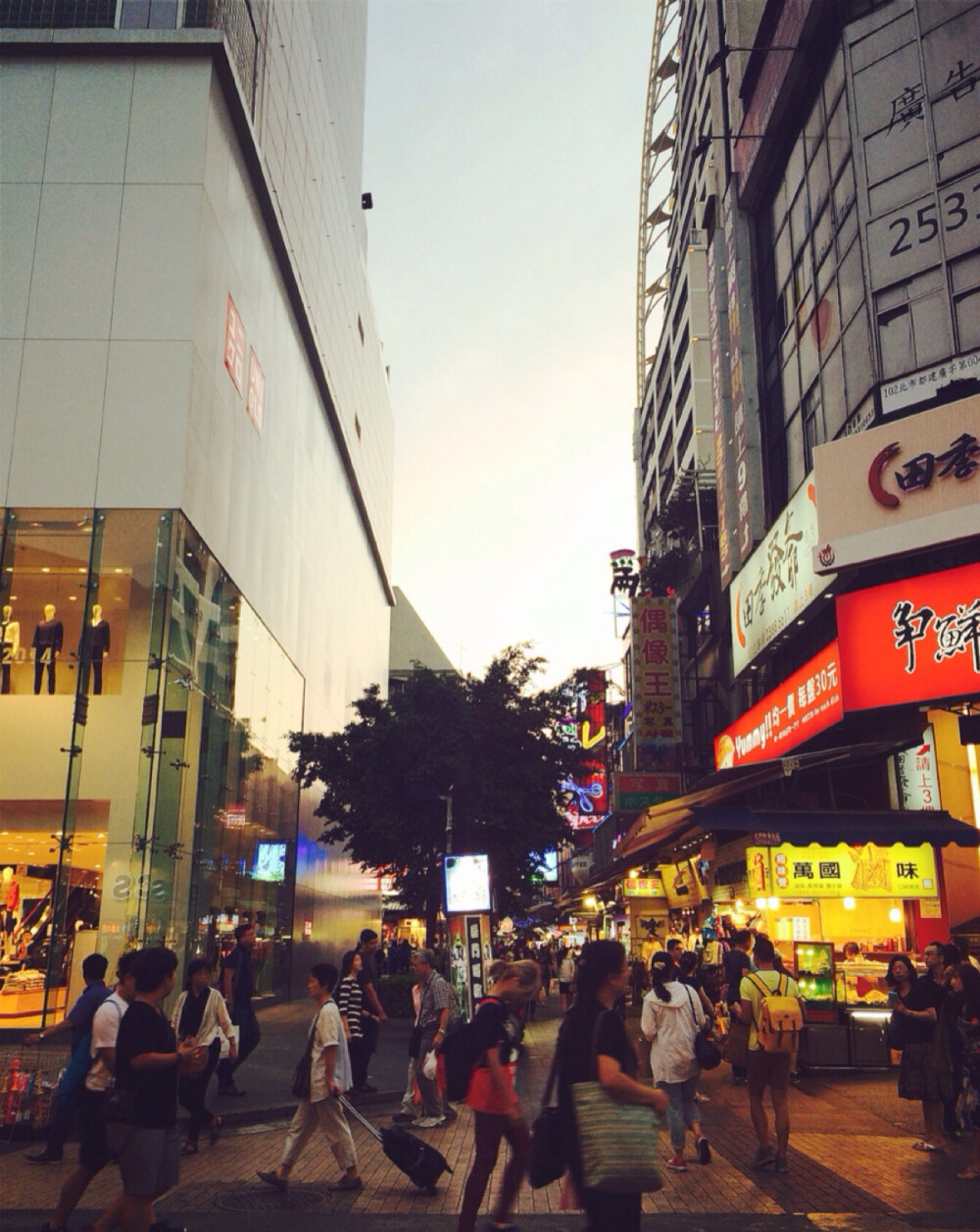 Ximending Commercial District.西門町步行街。電影《向左走向右走》梁詠琪尋找金城武の場景就是西門町。圖片by～寶貝熊