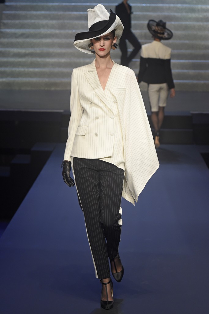 Jean Paul Gaultier RTW Spring 2015。高缇耶的成衣告别秀无疑是本季巴黎时装周最重量级的一场大秀。整场大秀做成了一场真正的“秀”，对高缇耶的成衣设计生涯做了一次回顾与升华，七十几个Look目不暇接。好在这只是大师成衣时代的终结，却也是高缇耶高定时代的重新开始。