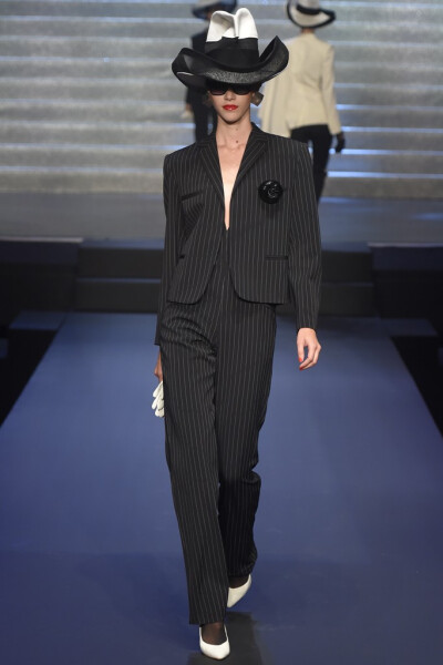 Jean Paul Gaultier RTW Spring 2015。高缇耶的成衣告别秀无疑是本季巴黎时装周最重量级的一场大秀。整场大秀做成了一场真正的“秀”，对高缇耶的成衣设计生涯做了一次回顾与升华，七十几个Look目不暇接。好在这只是…