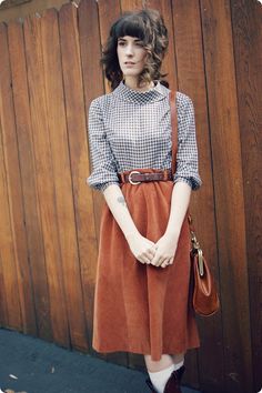 #如何炼成文艺女青年范# 简约灰色棉麻衬衫，搭配复古味十足的棕色皮革中长裙，在街道上来个美拍吧！