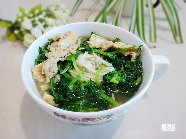 【豌豆尖鸡蛋面】材料：面条，鸡蛋，豌豆尖，油，盐，胡椒粉。 做法：1.豌豆尖择去老叶后放水里洗净备用，鸡蛋磕入碗里加少许盐打匀备用。 2.炒锅倒油烧热，下鸡蛋液翻炒熟，倒入一大碗水煮沸，放入一些胡椒粉。 3.放入豌豆尖煮断生，调入适量盐和少许的蔬之鲜即可关火。 4.做汤的同时煮锅烧开一锅水，放入面条煮熟，将煮熟的面条捞入汤碗中，浇上豌豆尖鸡蛋汤即可食用。(via:清欢的烟火生活)