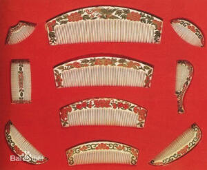  梳篦，又称栉，是中国古代八大发饰之一。汉代的呈较长马蹄形，纹饰一般以云气纹为主，间有入羽鸟兽等；唐代的呈马蹄形，下部略宽；宋代的为月牙形。古代的梳篦多为木制或竹制以及名贵物料制作，如金、银、象牙、犀角、水晶、玳瑁、锡、嵌玉镶珠等材质。[1]