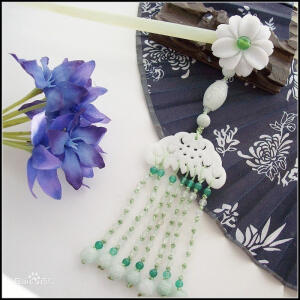 步摇。古代妇女的一种首饰。取其行步则动摇，故名。其制作多以黄金屈曲成龙凤等形，其上缀以珠玉。六朝而下，花式愈繁，或伏成鸟兽花枝等，晶莹辉耀，与钗细相混杂，簪于发上。一般形式为凤凰、蝴蝶、带有翅膀类的，或垂有流苏或坠子，走路的时候，金饰会随走路的摆动而动，栩栩如生。