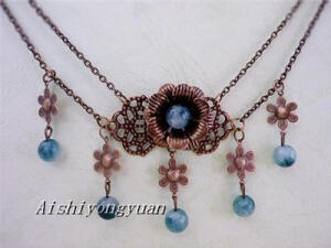 眉心坠抹额。抹额，也称额带、头箍、发箍、眉勒、脑包，为束在额前的巾饰，一般多饰以刺绣或珠玉。