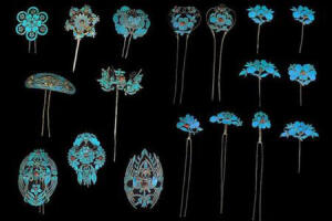 华胜，即花胜。古代妇女的一种花形首饰，通常制成花草的形状插于髻上或缀于额前。《释名·释首饰》：“华胜，华，象草木之华也；胜，言人形容正等，一人著之则胜，蔽发前为饰也。”《汉书·司马相如传下》：“暠然白首戴胜而穴处兮。”唐颜师古注；“胜，妇人之首饰也，汉代谓之华胜。”