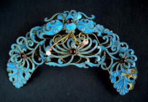  钿花，用金，银，玉，贝等做成的花朵状装饰品。明宋应星《天工开物·玉》：“凡玉器琢余碎，取入钿花用。”钟广言注：“钿花：用贵重物品做成花朵状的装饰品，如金钿，螺钿，宝钿，翠钿，玉钿等。”     簪钗是用来绾住头发的，而花钿直接插入绾好的发髻起装饰的作用.