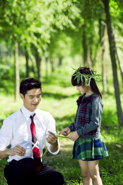 田亮带着森碟到户外和大自然亲密接触，拍摄了一组清新自然的英伦风写真。田亮森碟一会儿坐在花丛中，一会儿又置身于魔法森林，仿佛抓住了绿叶的尾巴在玩耍。