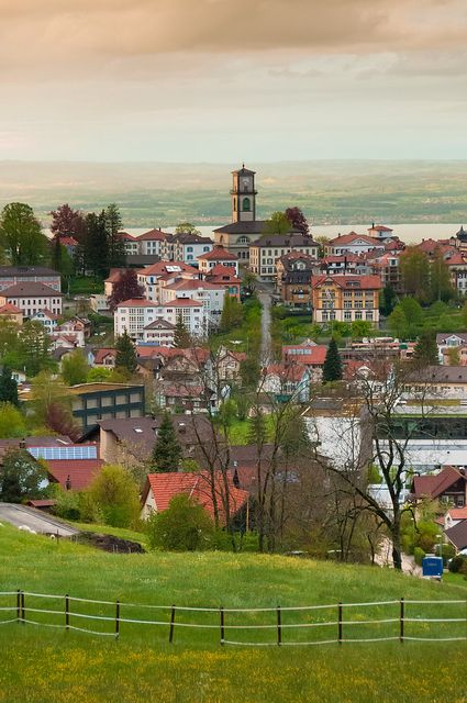 Heiden, Appenzell Ausserrhoden, Switzerland。瑞士外阿彭策尔州海登。 阿彭策尔保留着浓郁传统特色的村庄，主要街道上的房屋很漂亮。海登是博登湖畔的村庄，有享利杜南的纪念馆。