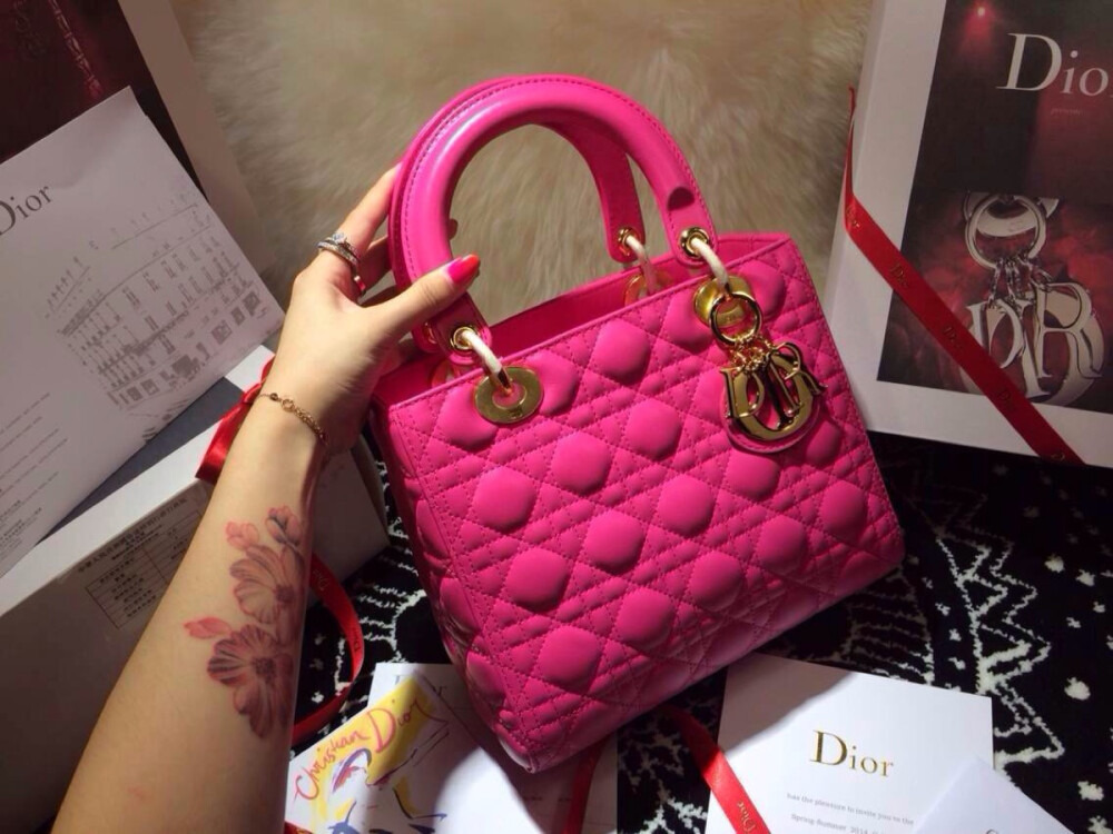 【独家实拍迪拜订单尾单Lady Dior】 来自遥远国度，精选皮革 ✔️全手工打造。奢侈品市场只关注一个严格的经济定律➡️商品价值取决于社会必要劳动时间‼️而市场的小众和大师级的手工才是奢侈品的灵魂‼️【3天一个爱马仕，5天一个迪奥】是工匠们严格遵循的标准。微信：niuniu_1818