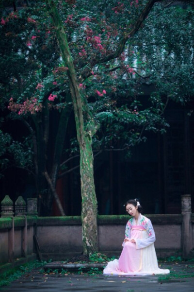 #汉服#【酒泉子 雨渍花零】雨渍花零, 红散香凋池两岸。别情遥, 春歌断, 掩银屏。孤帆早晚离三楚, 闲理细筝愁几许。曲中情， 弦上曲， 不堪听。（photo by@东边糖糖云 ）