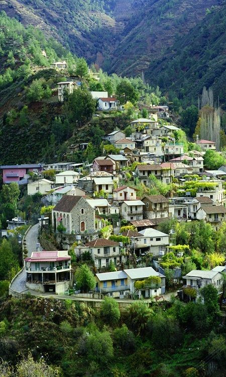 Troodos, Cyprus。塞浦路斯特罗多斯山，特罗多斯山是塞岛的主要山脉，位于整个岛屿中央，并向岛的西部方向延伸，塞浦路斯的河流大多从山上发源。它的南面和西面有狭长的沿海平原，建有利马索尔、帕福斯等海滨城市，而山中地形复杂，植被茂密，因而没有城市只有一些村镇，旅馆和餐厅就集中在这些村镇里，形成一个个度假胜地。