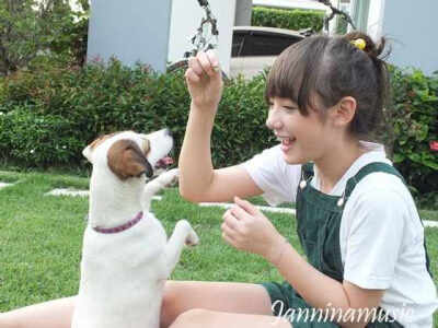 Jannina W，生于2000年7月30日的一位泰国混血小美女，是YouTube上知名的翻唱歌手。