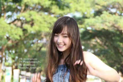 Jannina W，生于2000年7月30日的一位泰国混血小美女，是YouTube上知名的翻唱歌手。