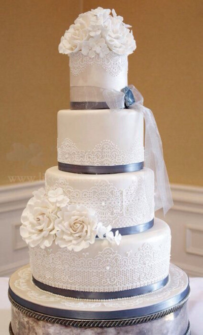 【白色系 纯爱蕾丝蛋糕】“蕾丝”一直是婚纱设计中永不退流行的魅力焦点，但除了新娘礼服外，柔美高雅的蕾丝也可以与甜点创意结合，制造出高贵浪漫的婚礼蛋糕。蕾丝蛋糕不但能在视觉上制造出气质派的华丽效果，也可…