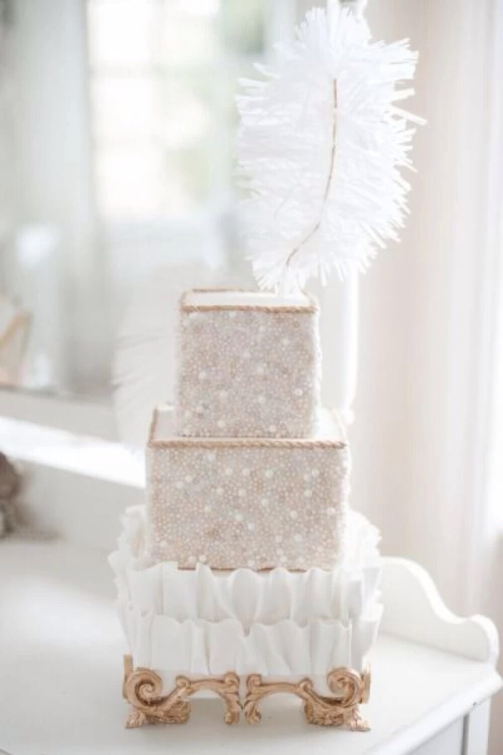 精美华丽的手工翻糖蛋糕，加上闪亮的水晶钻饰质感的装饰极致奢华！