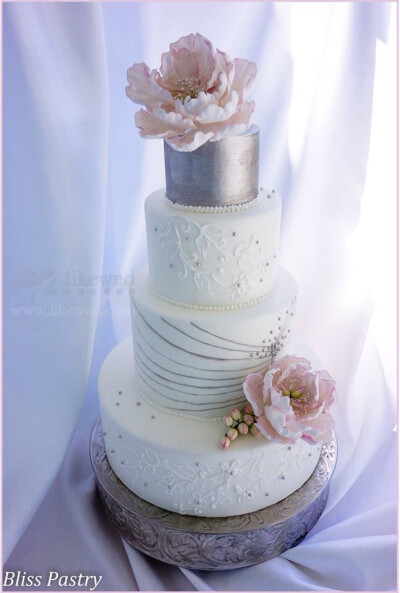 精美华丽的手工翻糖蛋糕，加上闪亮的水晶钻饰、珍珠质感的装饰极致奢华！
