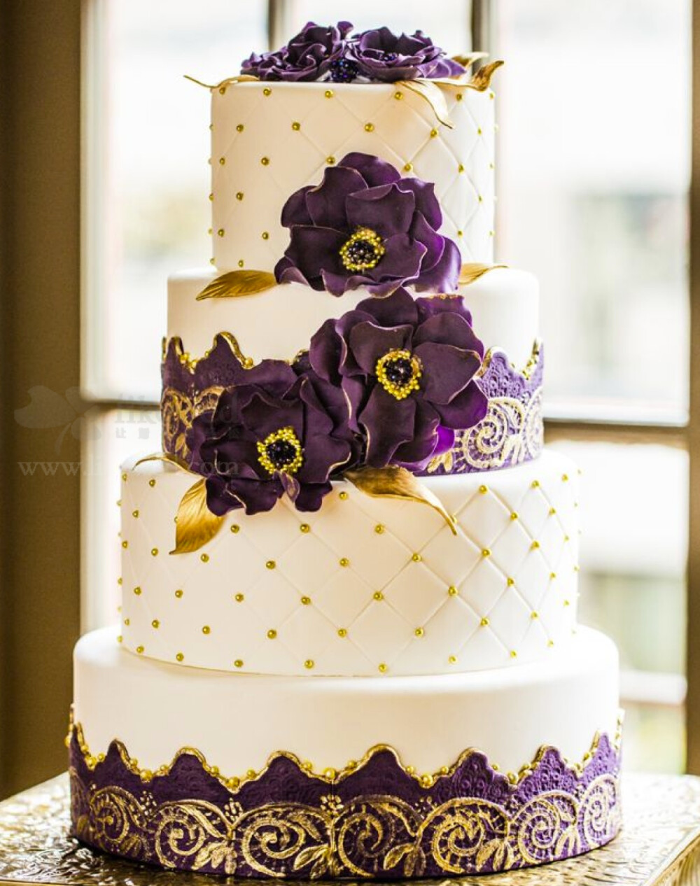 紫色与金色的结合，大气精致又不失浪漫气息的婚礼蛋糕！