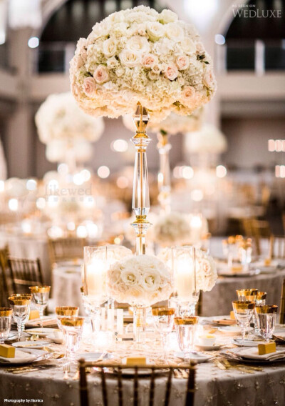 充满奢华质感的婚礼，11层高的婚礼蛋糕震慑婚礼现场，金色、银色的低调闪耀与香槟色鲜花的搭配将婚礼的奢华感带给所有来宾。