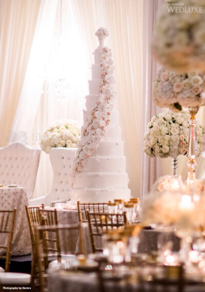 充满奢华质感的婚礼，11层高的婚礼蛋糕震慑婚礼现场，金色、银色的低调闪耀与香槟色鲜花的搭配将婚礼的奢华感带给所有来宾。