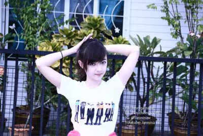 Jannina W，生于2000年7月30日的一位泰国混血小美女，是YouTube上知名的翻唱歌手。