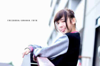 Jannina W，生于2000年7月30日的一位泰国混血小美女，是YouTube上知名的翻唱歌手。