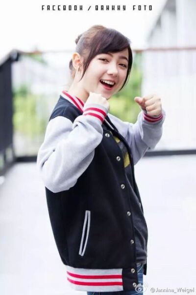 Jannina W，生于2000年7月30日的一位泰国混血小美女，是YouTube上知名的翻唱歌手。