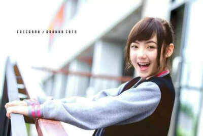 Jannina W，生于2000年7月30日的一位泰国混血小美女，是YouTube上知名的翻唱歌手。