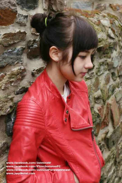 Jannina W，生于2000年7月30日的一位泰国混血小美女，是YouTube上知名的翻唱歌手。