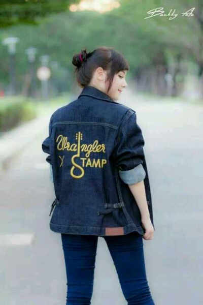 Jannina W，生于2000年7月30日的一位泰国混血小美女，是YouTube上知名的翻唱歌手。