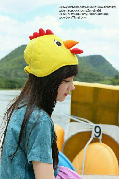 Jannina W，生于2000年7月30日的一位泰国混血小美女，是YouTube上知名的翻唱歌手。