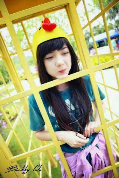 Jannina W，生于2000年7月30日的一位泰国混血小美女，是YouTube上知名的翻唱歌手。