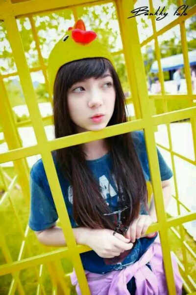 Jannina W，生于2000年7月30日的一位泰国混血小美女，是YouTube上知名的翻唱歌手。