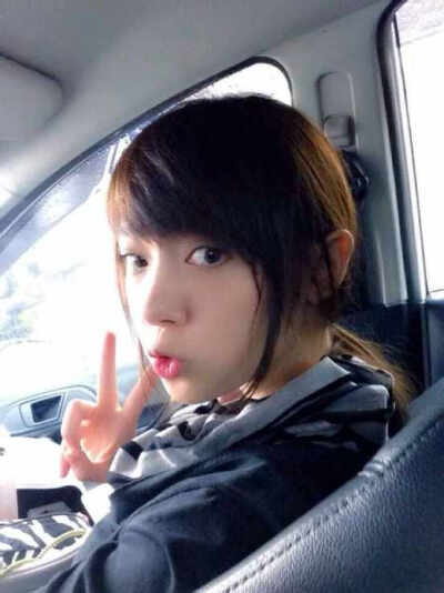 Jannina W，生于2000年7月30日的一位泰国混血小美女，是YouTube上知名的翻唱歌手。