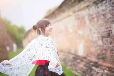 Jannina W，生于2000年7月30日的一位泰国混血小美女，是YouTube上知名的翻唱歌手。