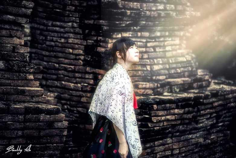 Jannina W，生于2000年7月30日的一位泰国混血小美女，是YouTube上知名的翻唱歌手。