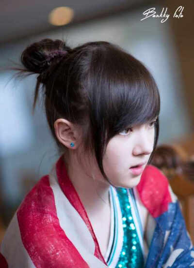 Jannina W，生于2000年7月30日的一位泰国混血小美女，是YouTube上知名的翻唱歌手。