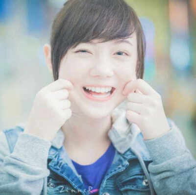 Jannina W，生于2000年7月30日的一位泰国混血小美女，是YouTube上知名的翻唱歌手。