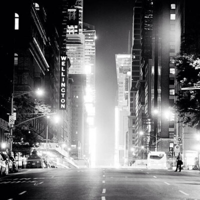 来自美国摄影师Adam Garelick，现居纽约，擅长夜间及街头摄影，这些整理的是他所拍摄的夜间纽约城。