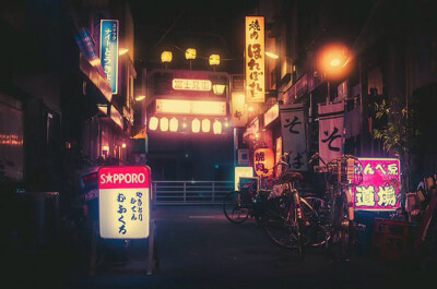 入夜后的日本，充满了迷幻感，如同带我们走进了二次元的世界。作者：MasashiWakui