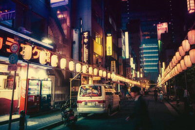 入夜后的日本，充满了迷幻感，如同带我们走进了二次元的世界。作者：MasashiWakui