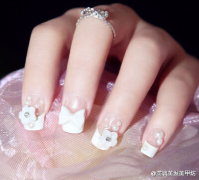 白色花朵小珍珠法式假指甲，珠光亮粉底色，超显手白呦!