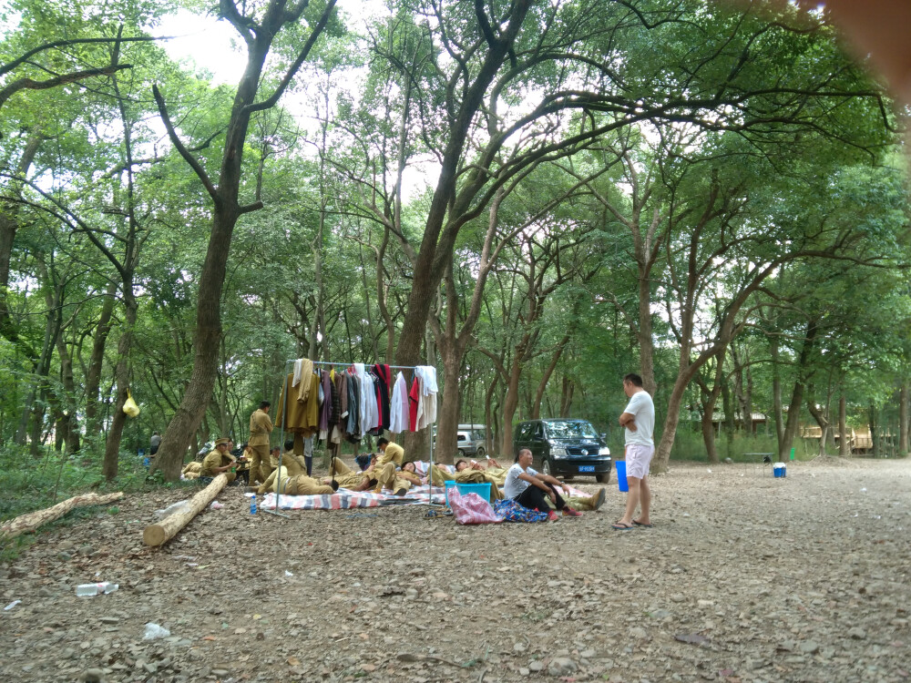 于是服装架边总会躺一地的日本军。