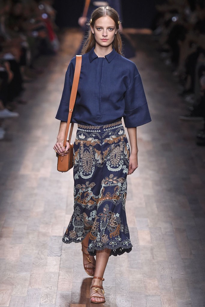 Valentino RTW Spring 2015。华伦天奴2015春夏高级成衣设计师组合Maria Grazia Chiuri和Pierpaolo Piccioli本季以18世纪英国上流社会年轻弟子毕业前会进行的环欧洲之旅 (the Grand Tour) 为灵感，并着重将目光锁定在了罗马、威尼斯、那不勒斯等等几个重要的意大利城市，在2015春夏季为Valentino女性塑造了一个奇妙的欧洲旅行衣橱。