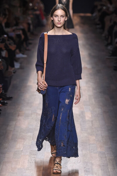 Valentino RTW Spring 2015。华伦天奴2015春夏高级成衣设计师组合Maria Grazia Chiuri和Pierpaolo Piccioli本季以18世纪英国上流社会年轻弟子毕业前会进行的环欧洲之旅 (the Grand Tour) 为灵感，并着重将目光锁定在…