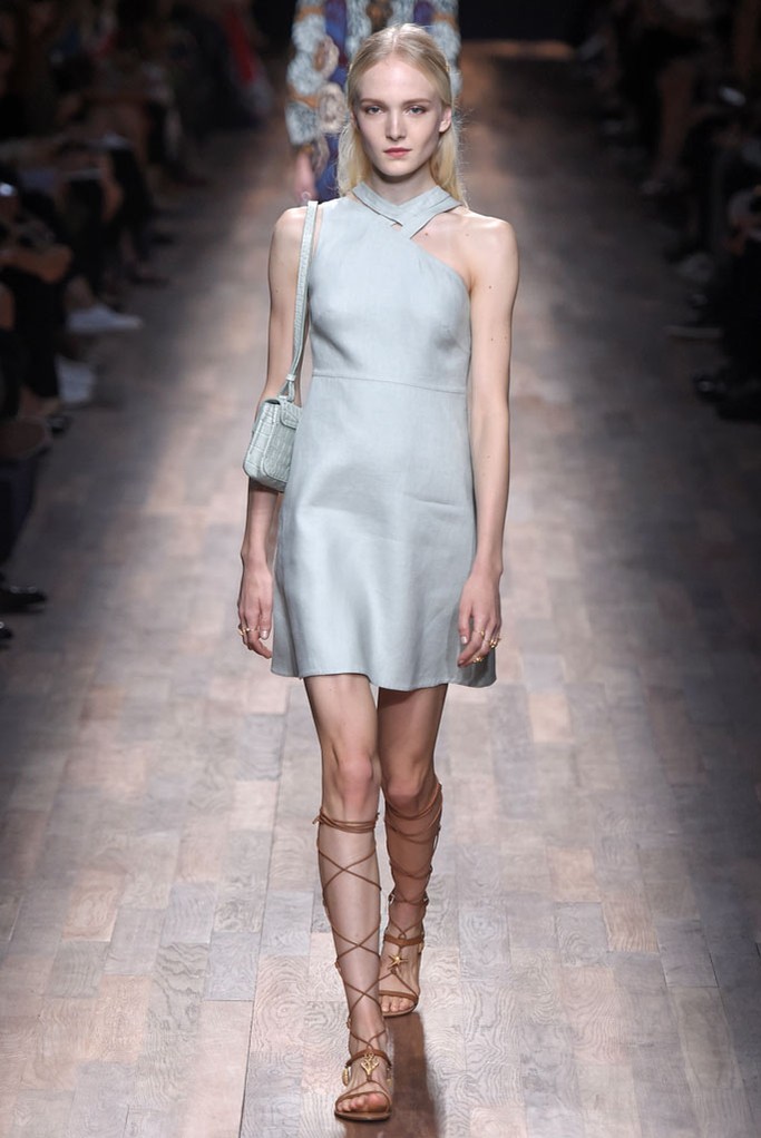 Valentino RTW Spring 2015。华伦天奴2015春夏高级成衣设计师组合Maria Grazia Chiuri和Pierpaolo Piccioli本季以18世纪英国上流社会年轻弟子毕业前会进行的环欧洲之旅 (the Grand Tour) 为灵感，并着重将目光锁定在了罗马、威尼斯、那不勒斯等等几个重要的意大利城市，在2015春夏季为Valentino女性塑造了一个奇妙的欧洲旅行衣橱。