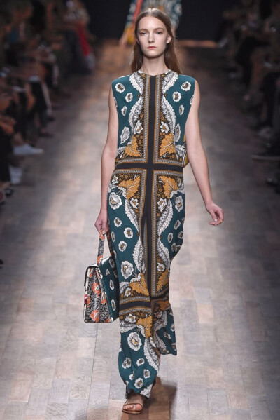 Valentino RTW Spring 2015。华伦天奴2015春夏高级成衣设计师组合Maria Grazia Chiuri和Pierpaolo Piccioli本季以18世纪英国上流社会年轻弟子毕业前会进行的环欧洲之旅 (the Grand Tour) 为灵感，并着重将目光锁定在…