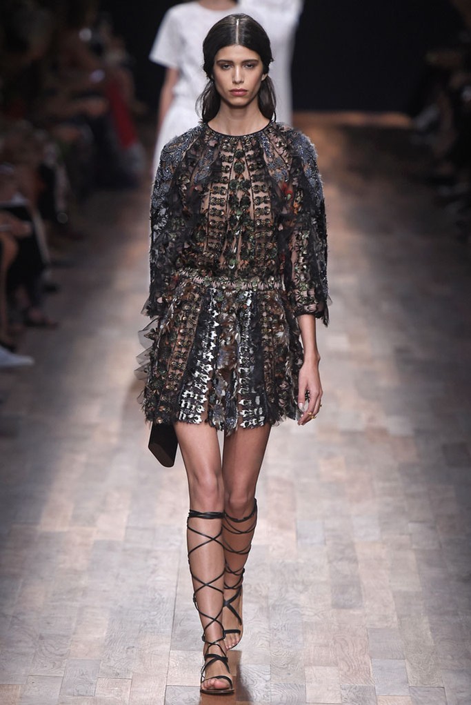 Valentino RTW Spring 2015。华伦天奴2015春夏高级成衣设计师组合Maria Grazia Chiuri和Pierpaolo Piccioli本季以18世纪英国上流社会年轻弟子毕业前会进行的环欧洲之旅 (the Grand Tour) 为灵感，并着重将目光锁定在了罗马、威尼斯、那不勒斯等等几个重要的意大利城市，在2015春夏季为Valentino女性塑造了一个奇妙的欧洲旅行衣橱。