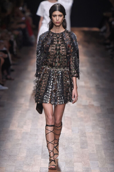 Valentino RTW Spring 2015。华伦天奴2015春夏高级成衣设计师组合Maria Grazia Chiuri和Pierpaolo Piccioli本季以18世纪英国上流社会年轻弟子毕业前会进行的环欧洲之旅 (the Grand Tour) 为灵感，并着重将目光锁定在…